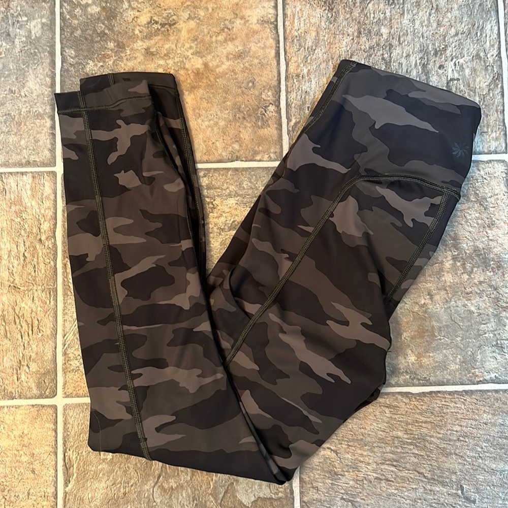 Athleta Ultimate 7/8 Leggings small Camo